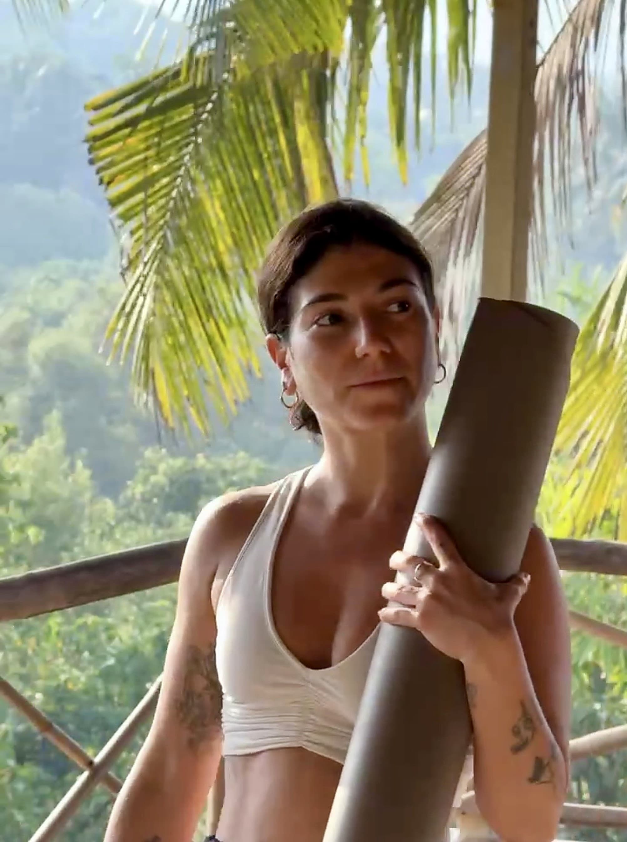Dana, yoga teacher in Nice, with her mat in the trees